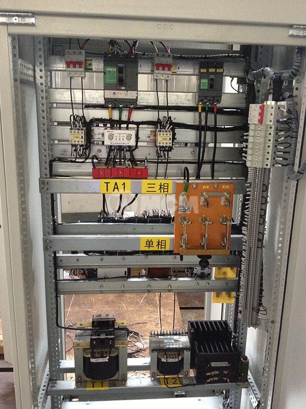 電柜內部